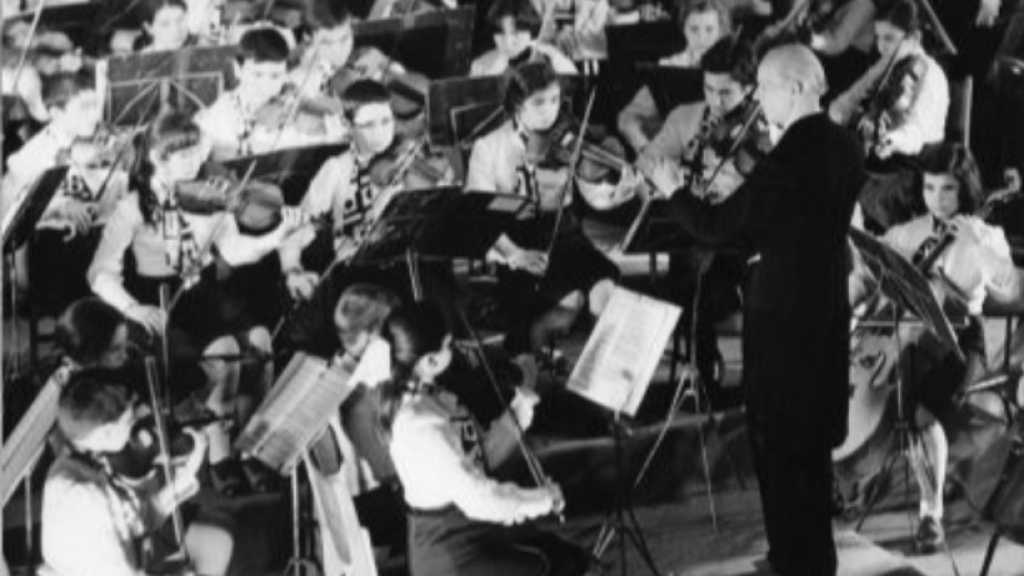 Детско-юношеската филхармония Пионер“ е едно от най-ярките явления в българския