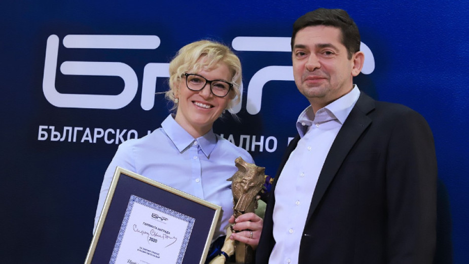 Ваня Вълкова, директор на дирекция „Дигитални проекти“, прие наградата от председателя на Обществения съвет на БНР д-р Милен Врабевски.