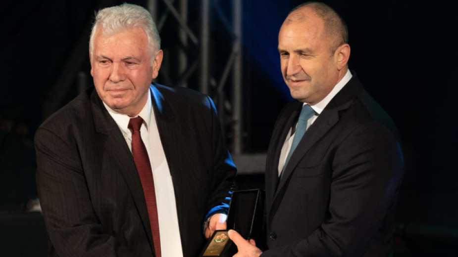 Държавният глава Румен Радев удостои столичния Метрополитен с почетен знак