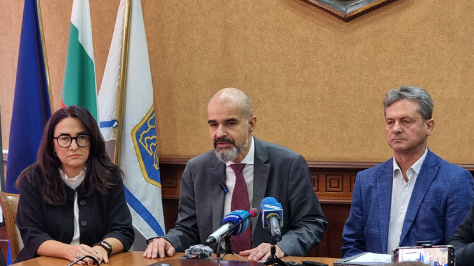 Πάβελ Ποπόφ (στη μέση)