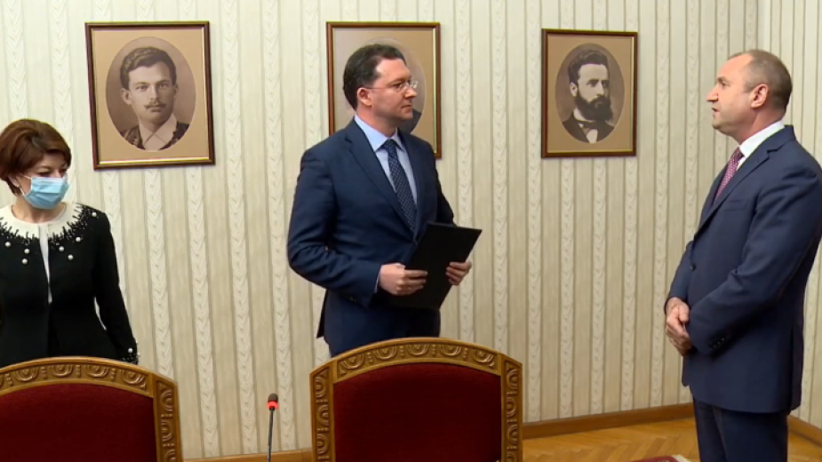 Номинираният за премиер от коалицията ГЕРБ-СДС Даниел Митов върна на