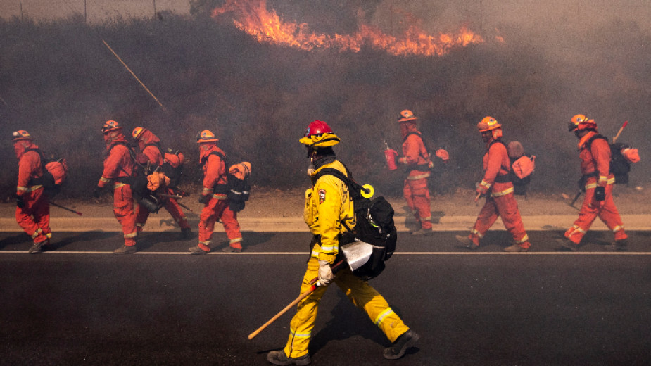 Пожар на площ от близо 1 900 квадратни километра бушува