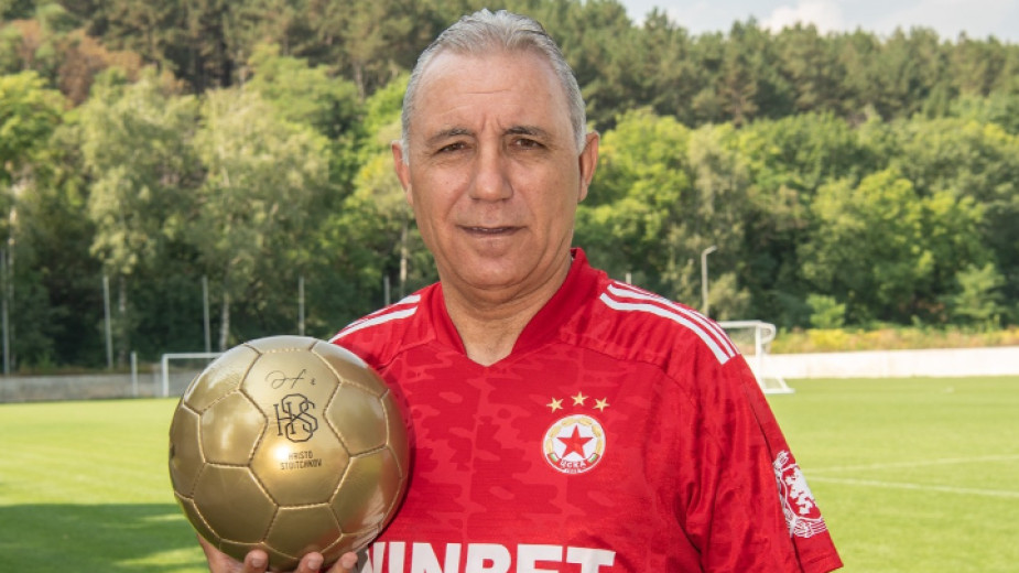 Легендата на българския футбол Христо Стоичков спази традицията и надъха