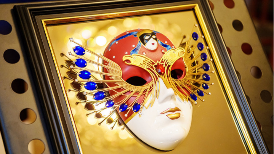 Фестивалът Златна маска връчва най-авторитетните награди в руския театър. Учреден