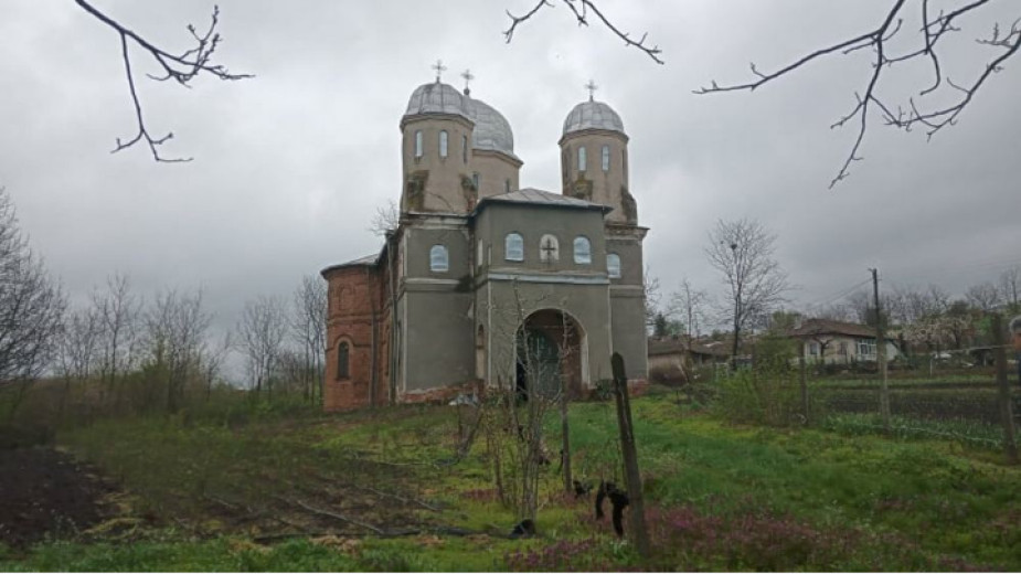 Най-голямата църква в Доростолска митрополия Свето Възнесение Господне“ тъне в