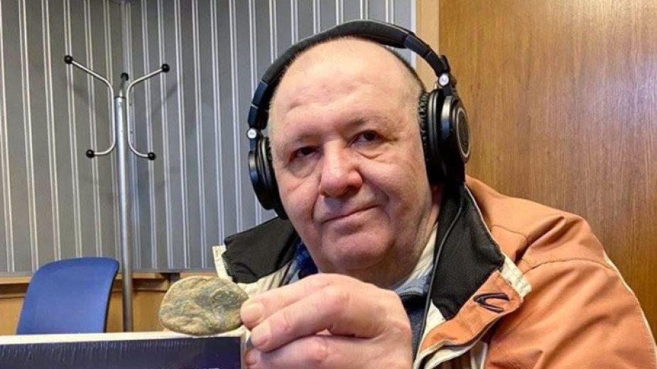 Константин Тилев с камъчето, чиято среща е родила идеята за