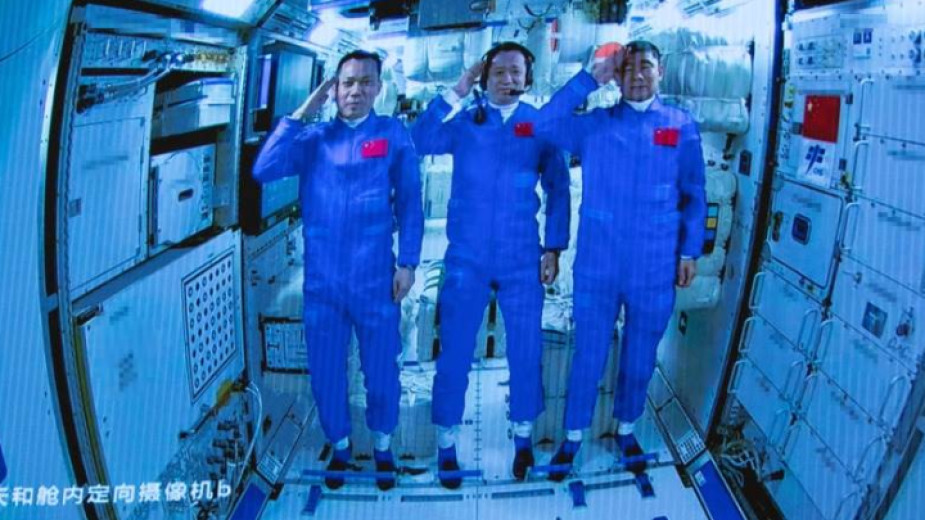 Китайската космическа агенция обяви в петък, че нейни астронавти са