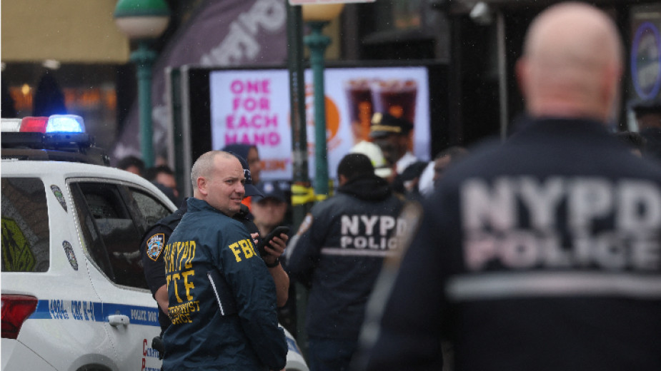 Най-малко 5 души са били простреляни, а други 13 ранени