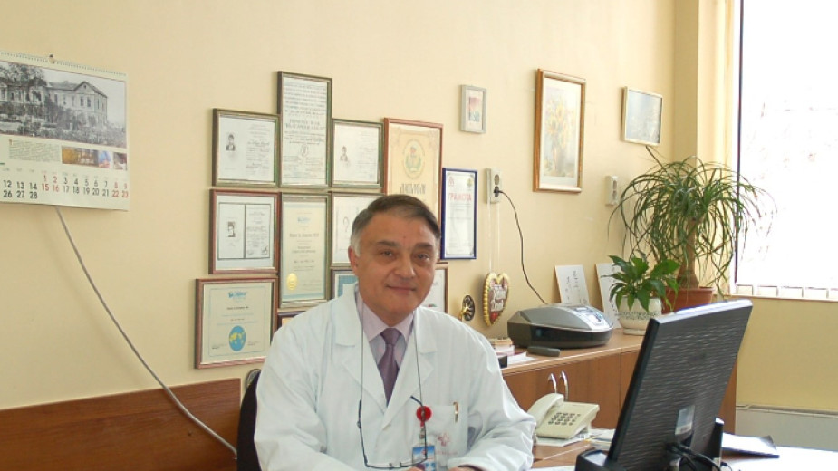 проф. Добрин Свинаров,  ръководител на  Клинична лаборатория в Александровска болница
