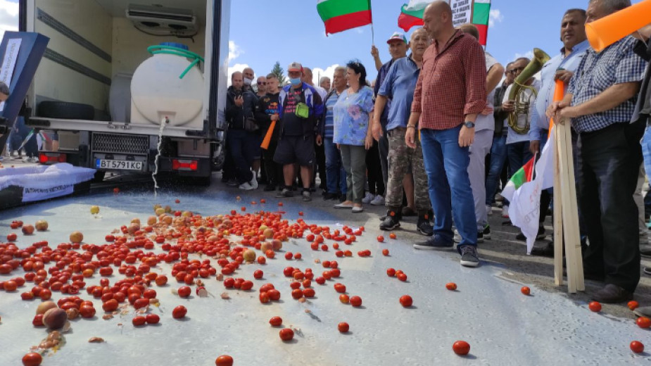 Стотици земеделски производители са се събрали на главния път София-Варна