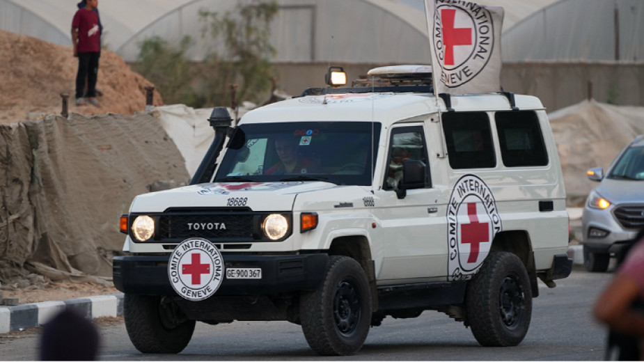 Кола на Червения кръст транспортира на 30 октомври 2025 г. тяло на заложник, което 