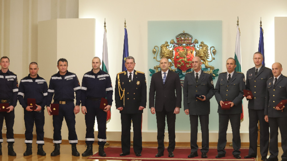 Президентът Румен Радев удостои с държавни отличия огнеборци, участвали в