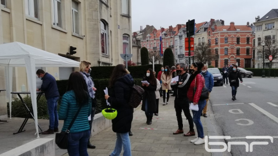 Мрежата на българските изборни доброволци по света“ помага на българите