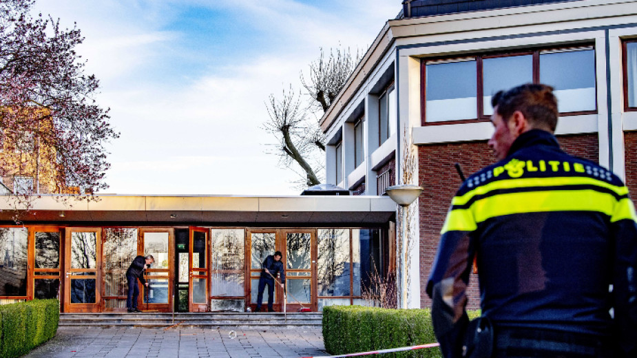 Полицията в Нидерландия разследва експлозия в църква близо до Ротердам,