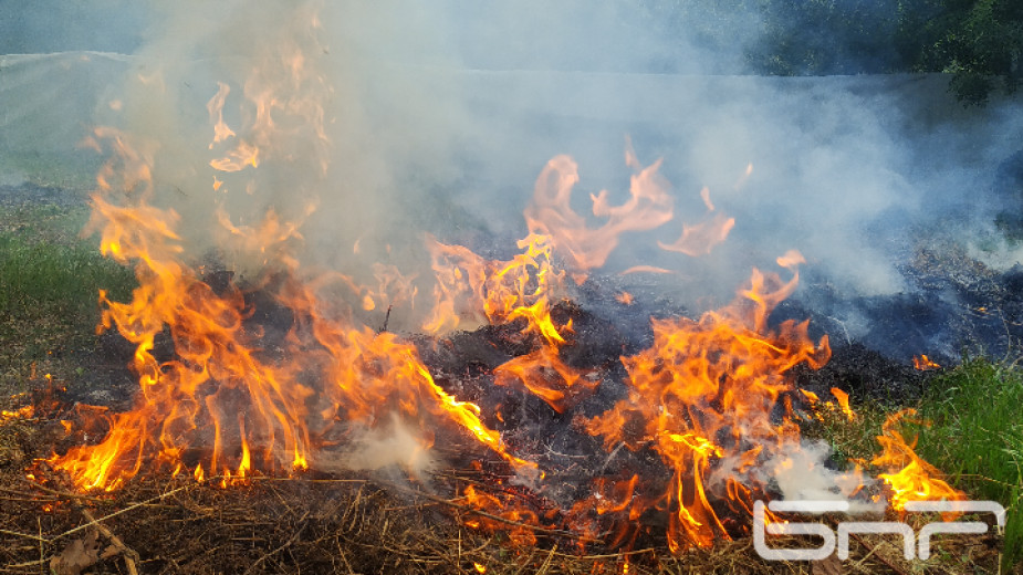 Продължава да гори пожарът между средецките села Белила и Проход.