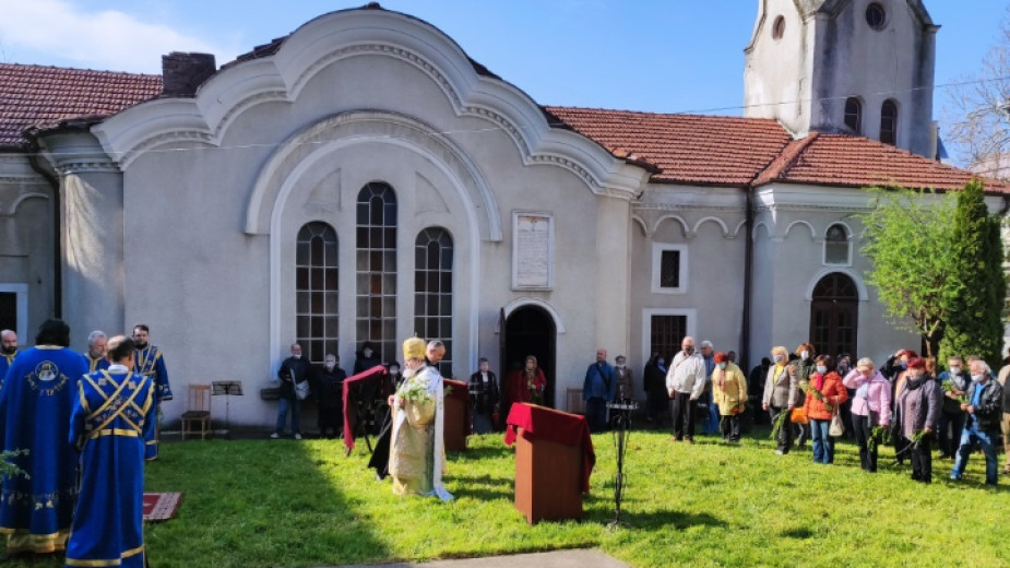 Десетки миряни изпълниха църквите във Велико Търново, за да поднесат
