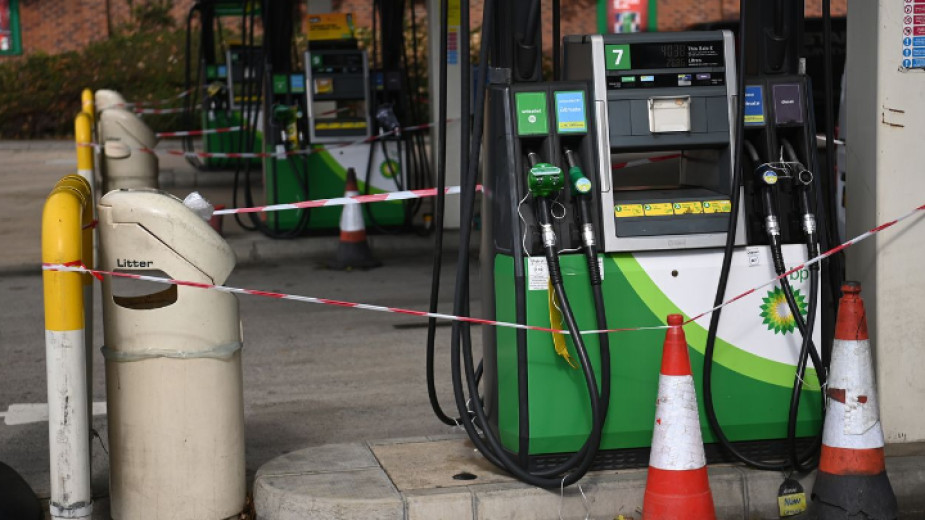 Британското правителството смята, че се наблюдава подобрение по бензиностанциите, докато