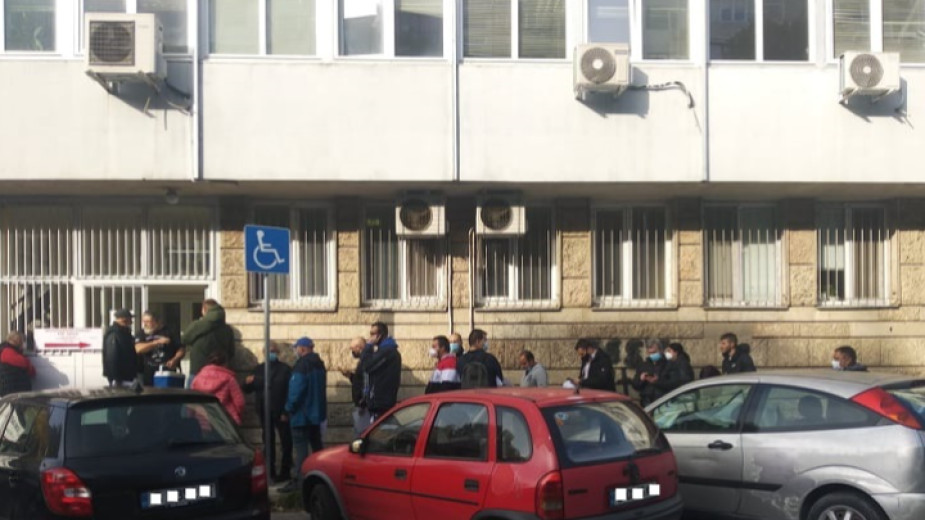 Дълга опашка се изви пред сградата на РЗИ-Варна пред ваксинационния