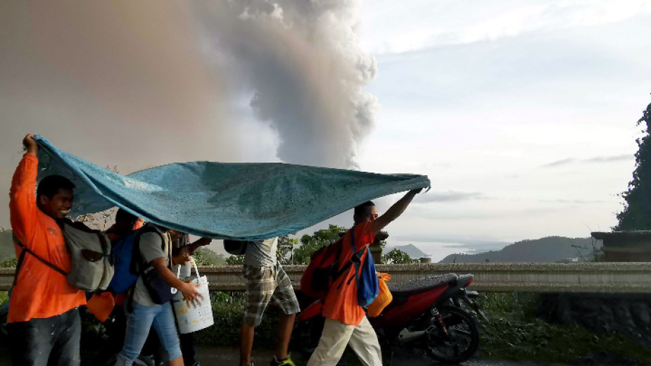 Повече от 2000 души са избягали от изригването на вулкан,