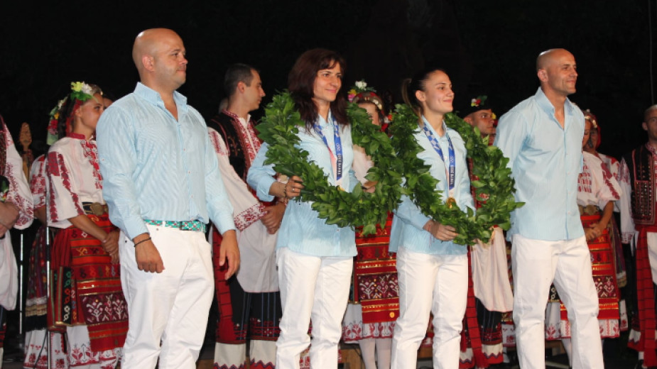 В Плевен с лаврови венци окичиха олимпийските шампионки Ивет Горанова