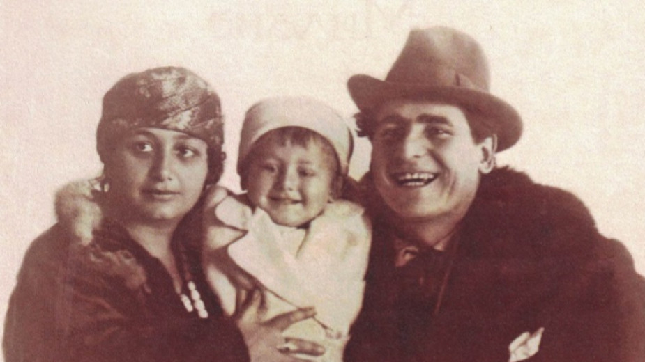 Петър Райчев със съпругата си и сина си 