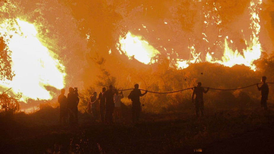 В Гърция най-тежка е обстановката с пожарите на Пелопонес. На