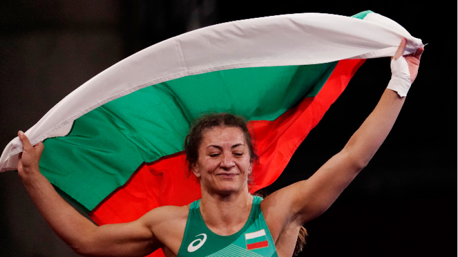 Евелина Николова с българския флаг.