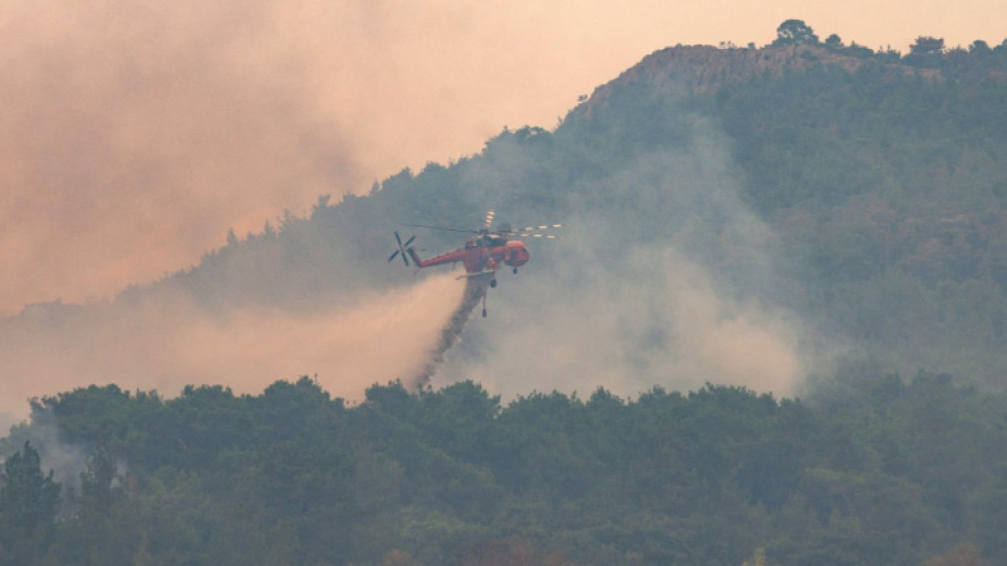 Противопожарните служби в Гърция се борят с 57 огнища, регистрирани