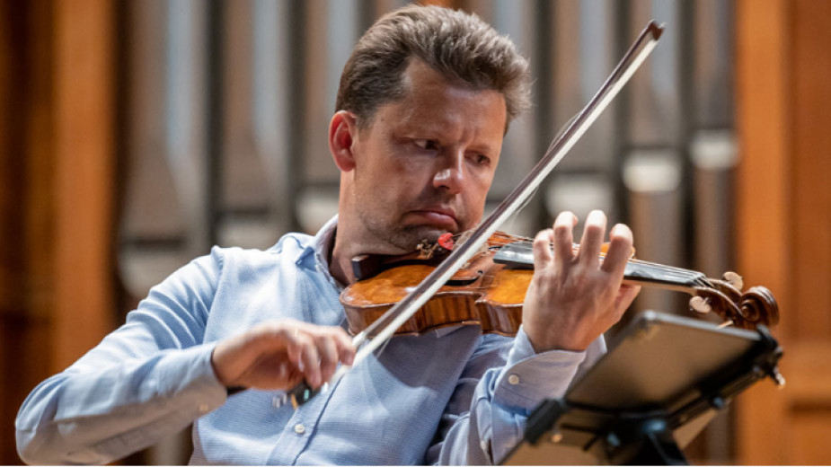 На 10 февруари цигуларят, виолист и диригент Юлиан Рахлин отново