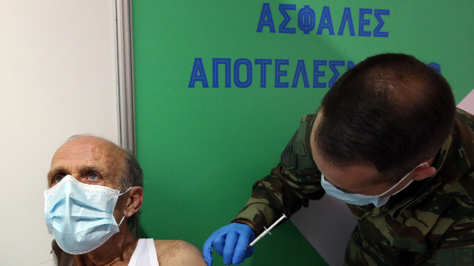 Гърция обяви привилегии за ваксинирани, които предизвикаха негативна реакция на