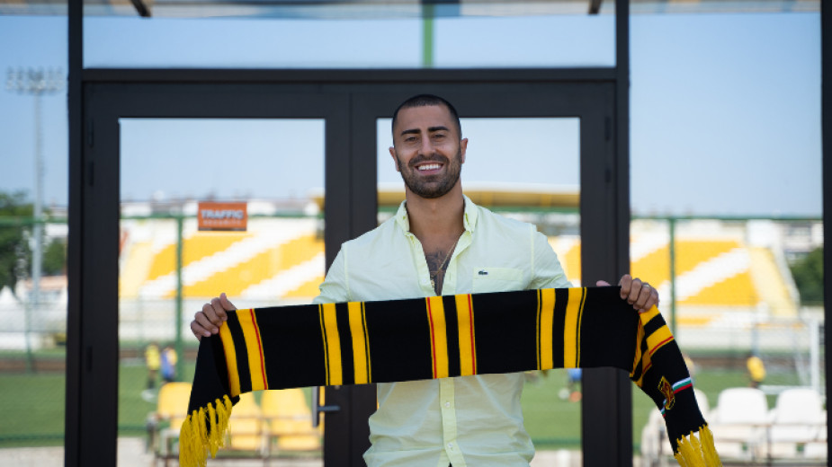 Маркиньос при подписването на договора.