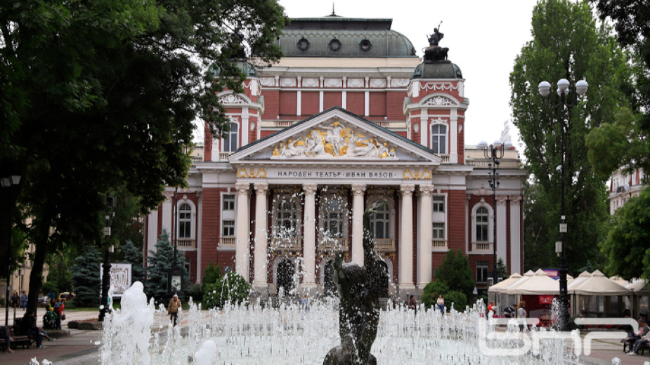Трупата на Народния театър Иван Вазов“ тръгва днес на най-голямото