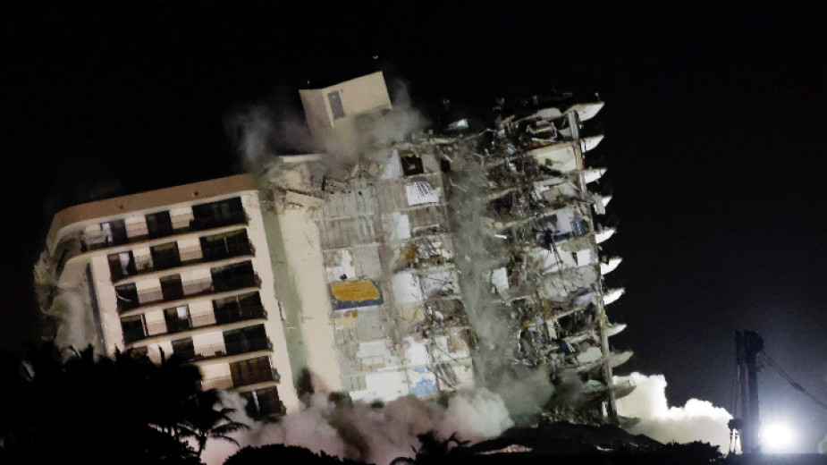 Частично срутената жилищна сграда край Маями беше разрушена от съображения