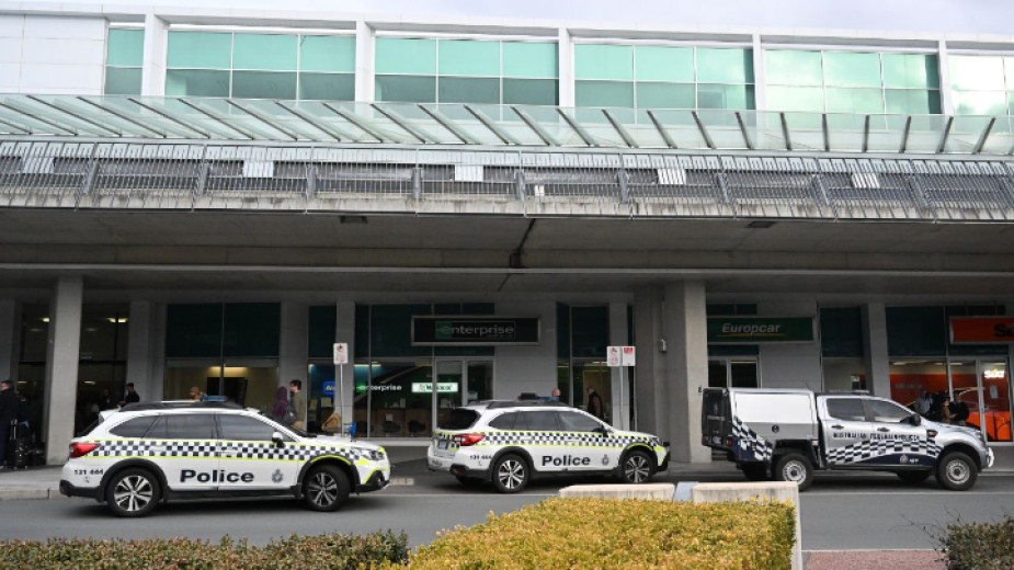 Летището на австралийската столица Канбера беше евакуирано, след като се