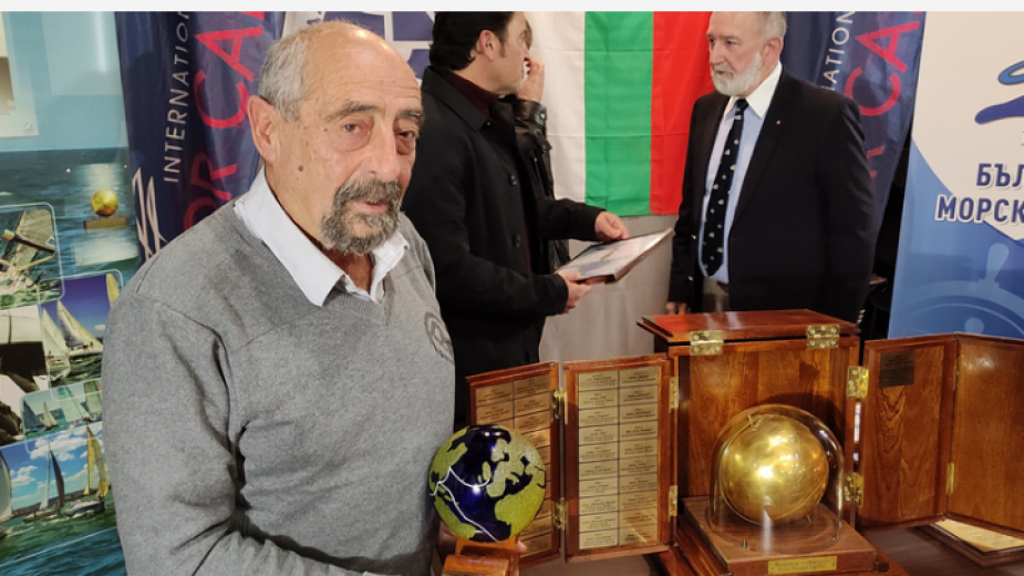 Το πλήρωμα της θαλαμηγού «Morena» με το βραβείο της Χρυσής Σφαίρας «Cor Caroli» για το 2021