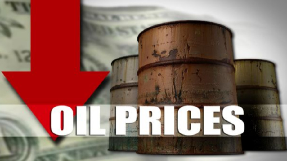 Петролът поевтинява с 4% по време на търговията във вторник,