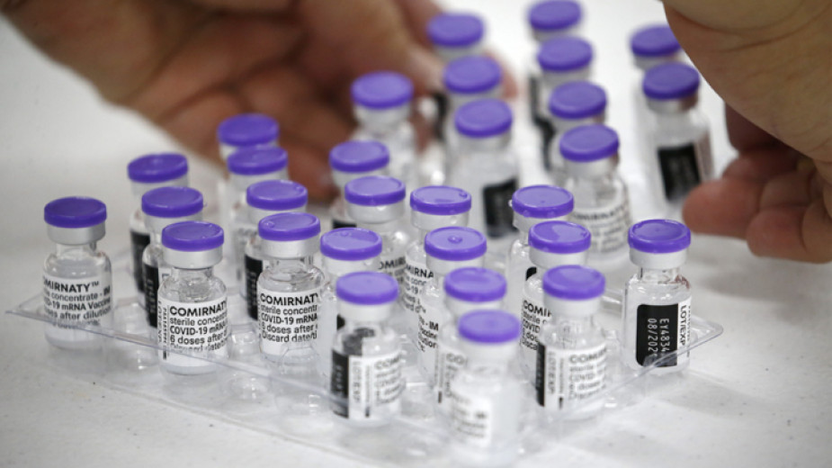 Печалбите от ваксините срещу коронавируса са направили най-малко 9 души