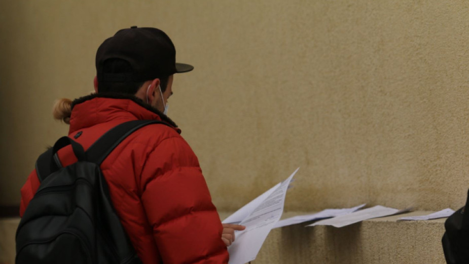 Украински граждани, получили статут за временна закрила, започнаха да подават