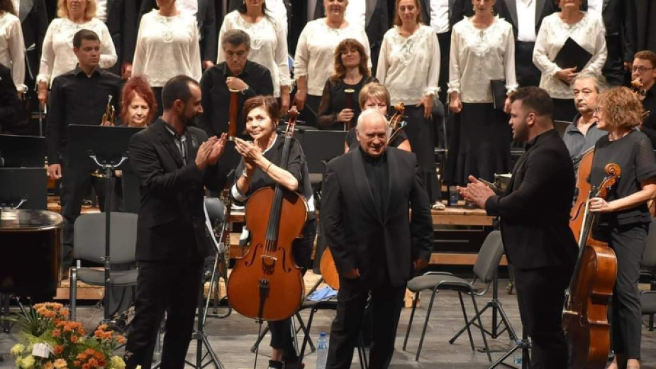 Маестро Йордан Дафов (в средата) ще застане на диригентския пулт за Великденския концерт на бургаската опера.