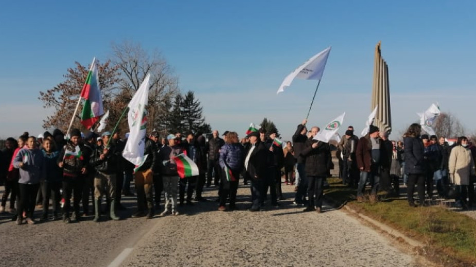 Лозари от Плевенско, Свищовско, Търновско протестираха край Плевен два часа,
