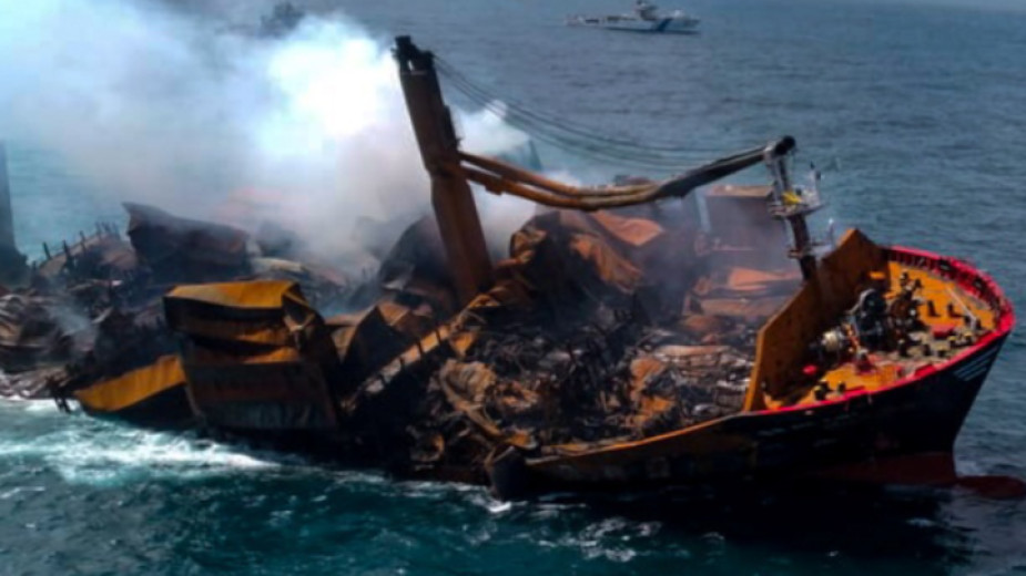 Товарен кораб, който пренася химикали, потъва край бреговете на Шри
