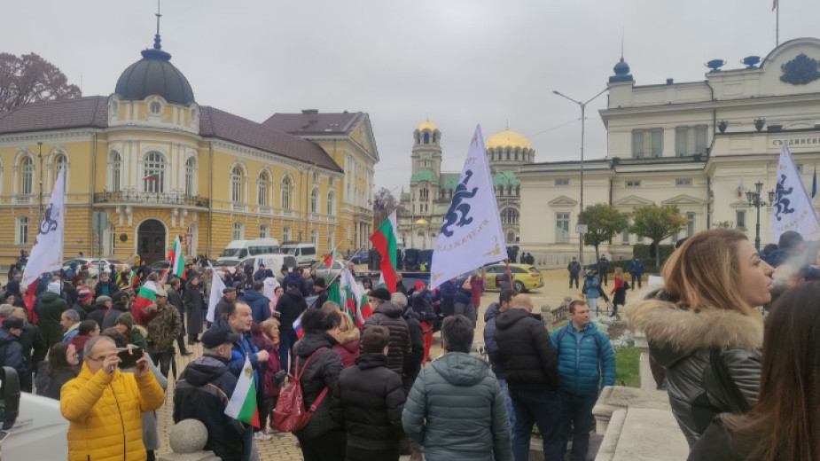 Протест на симпатизанти на партия Възраждане затвори за движение площада