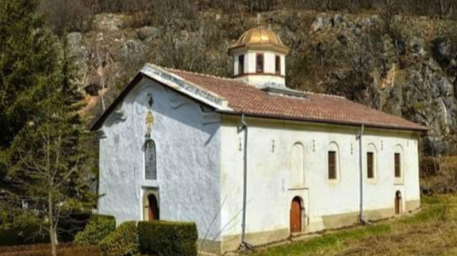 Десетки посетиха Жаблянския манастир Йоан Предтеча, който наскоро бе върнат