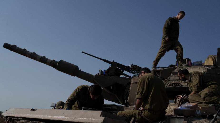 Израелски танк  и екипажът му край границата с Газа в Южен Израел.