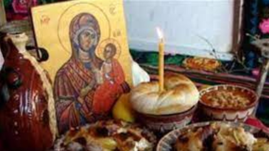 На Бъдни вечер семейството се събира в очакване на Рождество Христово ...