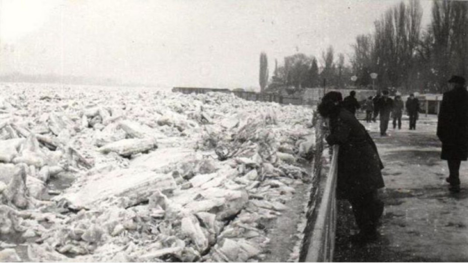 Zugefrorene Donau,1985