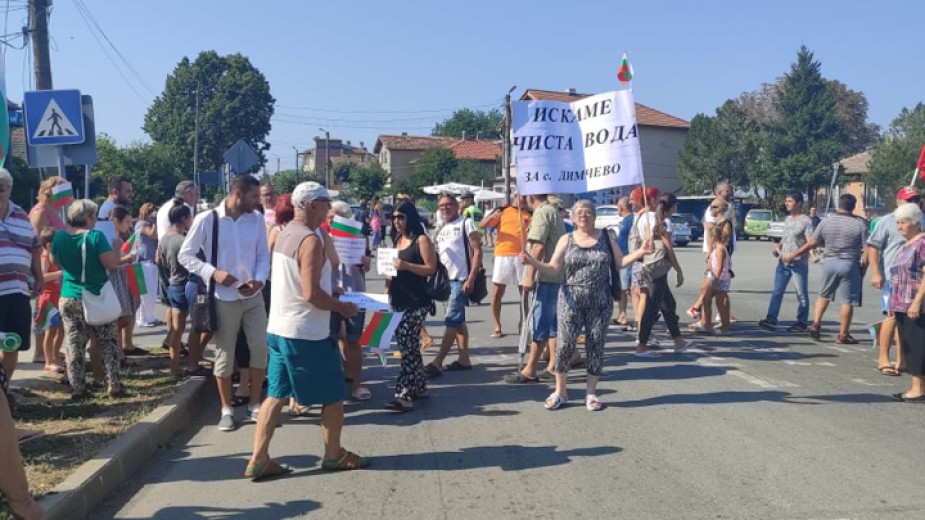 Със скандирания “Искаме вода“ жители на три бургаски села блокираха