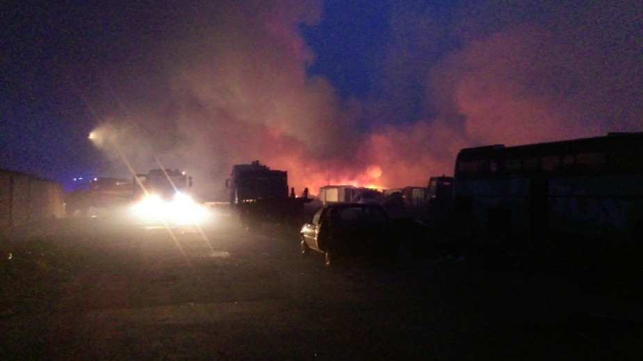 Противопожарни автомобили от Ямбол, Сливен, Елхово и Стралджа се опитват
