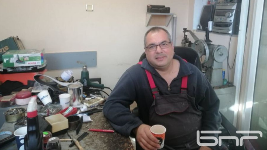 44-годишният Галин Гаврилов е цял живот обущар и тапицер, от