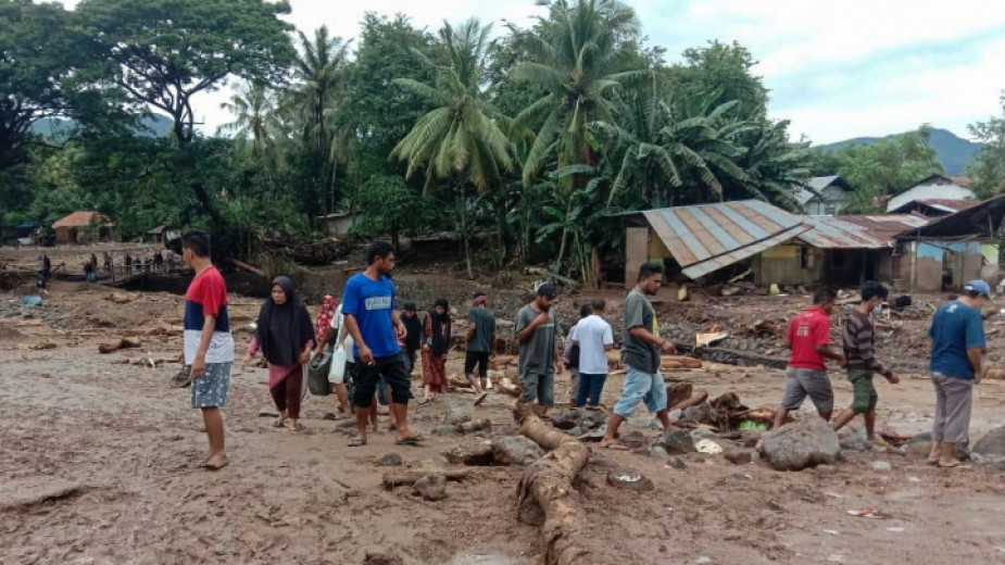 Над 150 са вече жертвите на катастрофалните наводнения в Индонезия